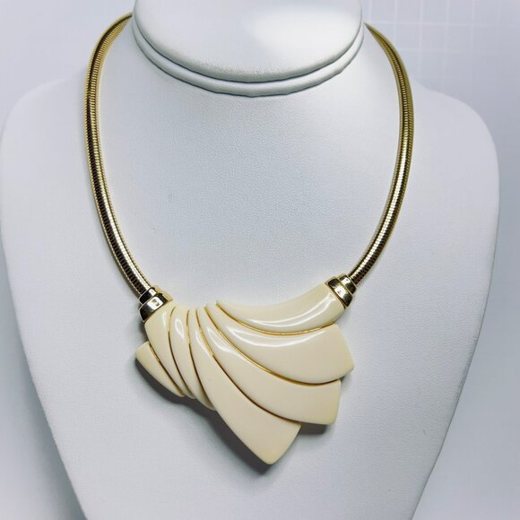 Crown Trifari Gold Tone & Cream Lucite Necklace With Clip On Earrings (5832) - Picture 2 of 9